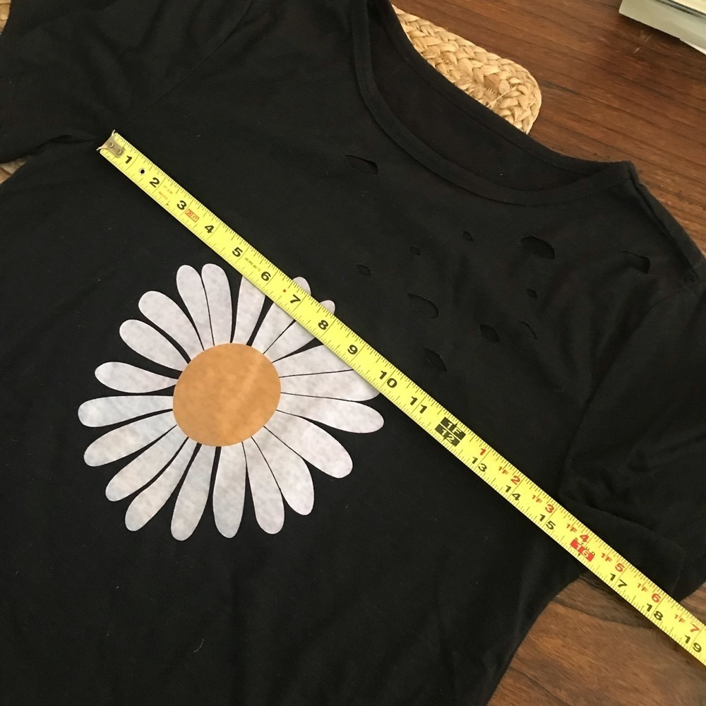🌼Lightly Distressed Daisy Tee - Picture 7 of 8